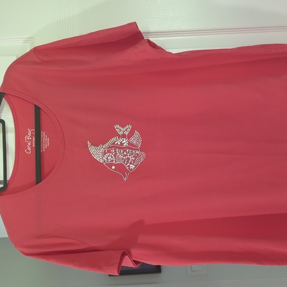 CORAL BAY FISH EMBELLISHED SHORT SLEEVE 1X CORAL COLOR TOP - Picture 1 of 4